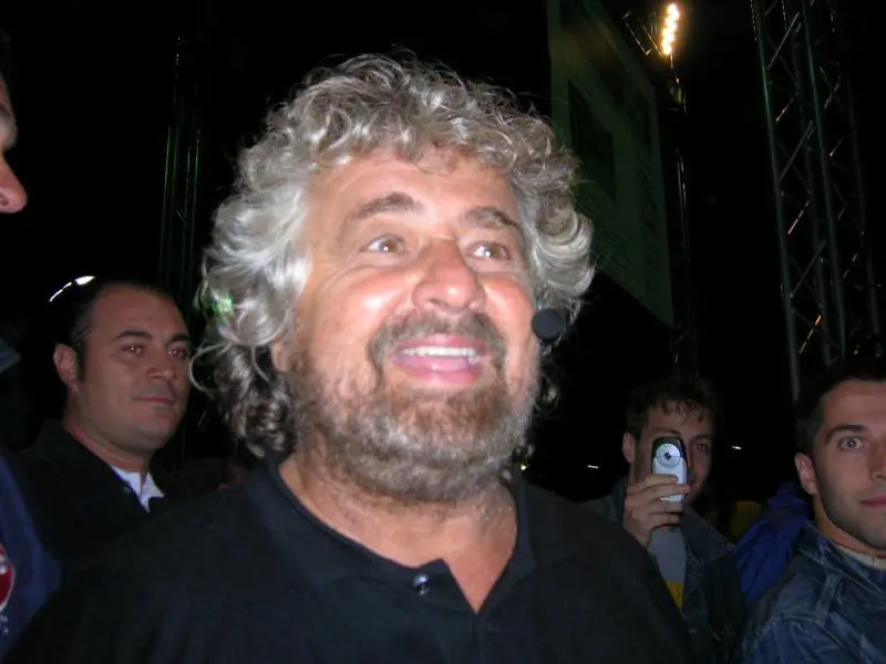 Grillo: Monti come Badoglio E "Velina rossa" lascia il Pd