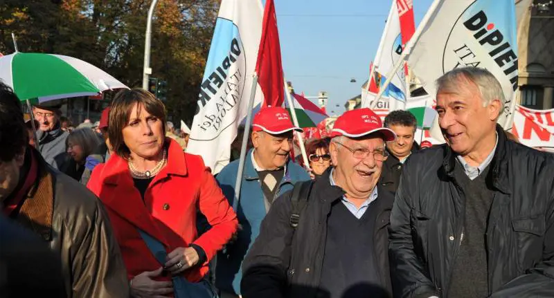 Il sindaco guida il corteo degli anti-berlusconiani che manda in tilt la città
