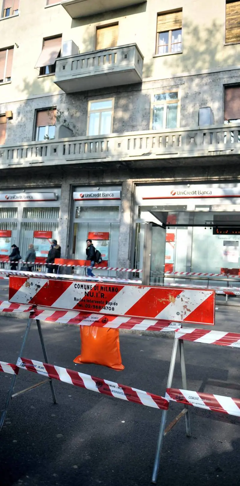 Colpita dal cornicione: grave una bimba