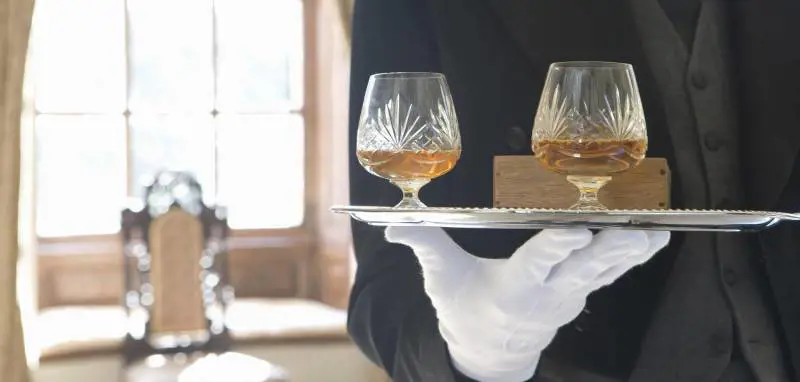 A lezione di galateo: per il debutto in società si va dal maggiordomo