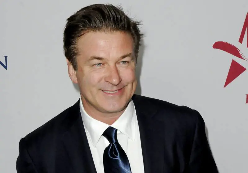 Los Angeles, Alec Baldwin  non spegne il cellulare e viene cacciato dall'aereo