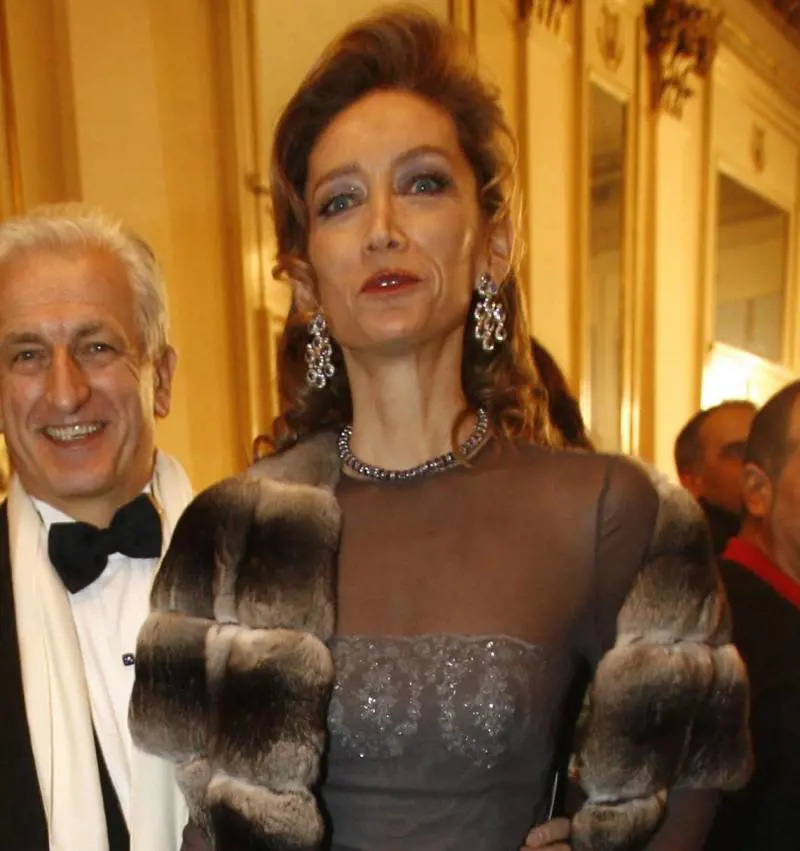 I vip non rinunciano alleleganza Vestiti, gioielli e vezzi di classe