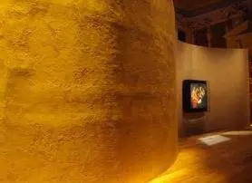 Unonda avvolge le opere. E il percorso diventa «fluido»