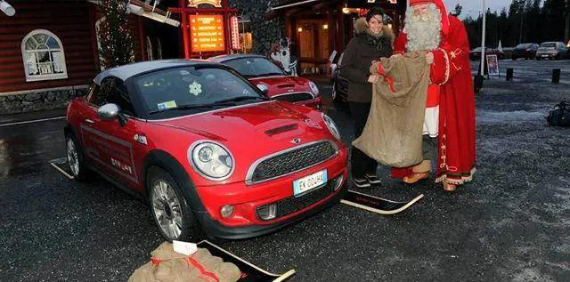 Mini fa concorrenza alle renne e «incanta» Babbo Natale