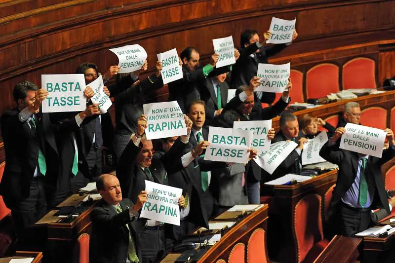 Bagarre leghista in Senato tra urla, "vaffa" e contestazioni