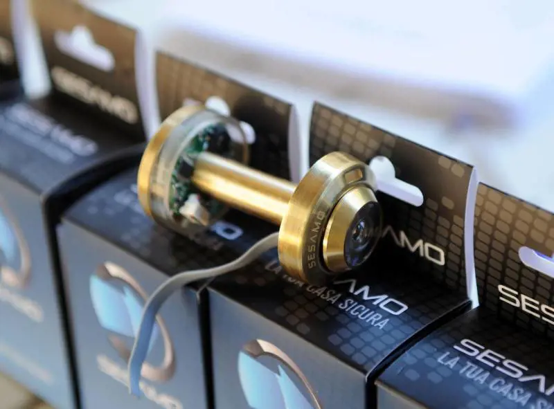 Arriva «Sesamo», spioncino intelligente che chiude la porta in faccia ai truffatori