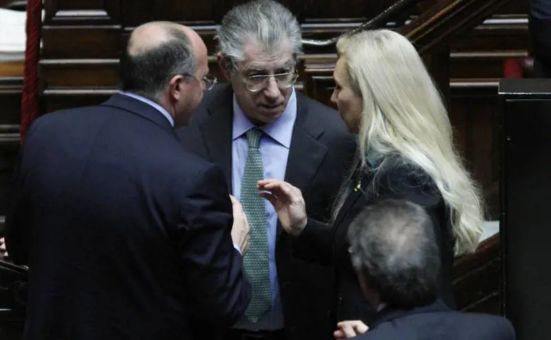 La Consulta  inguaia Bossi: via limmunità sul tricolore