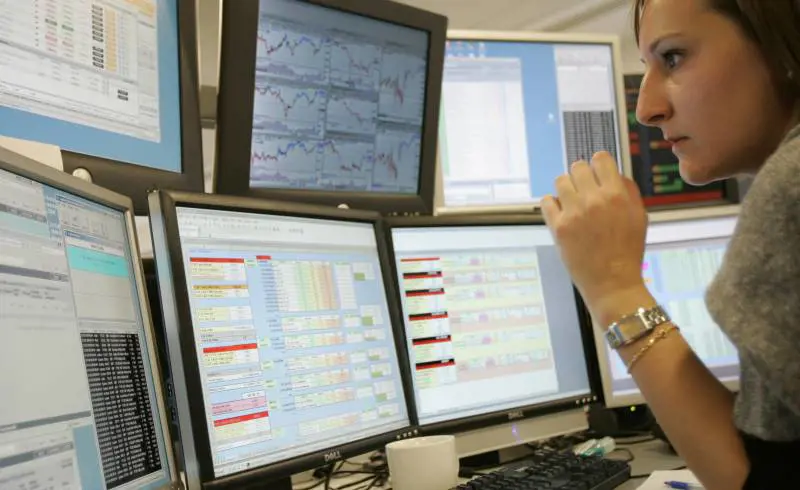 Borse europee in calo Milano torna negativa Spread sotto 500 punti