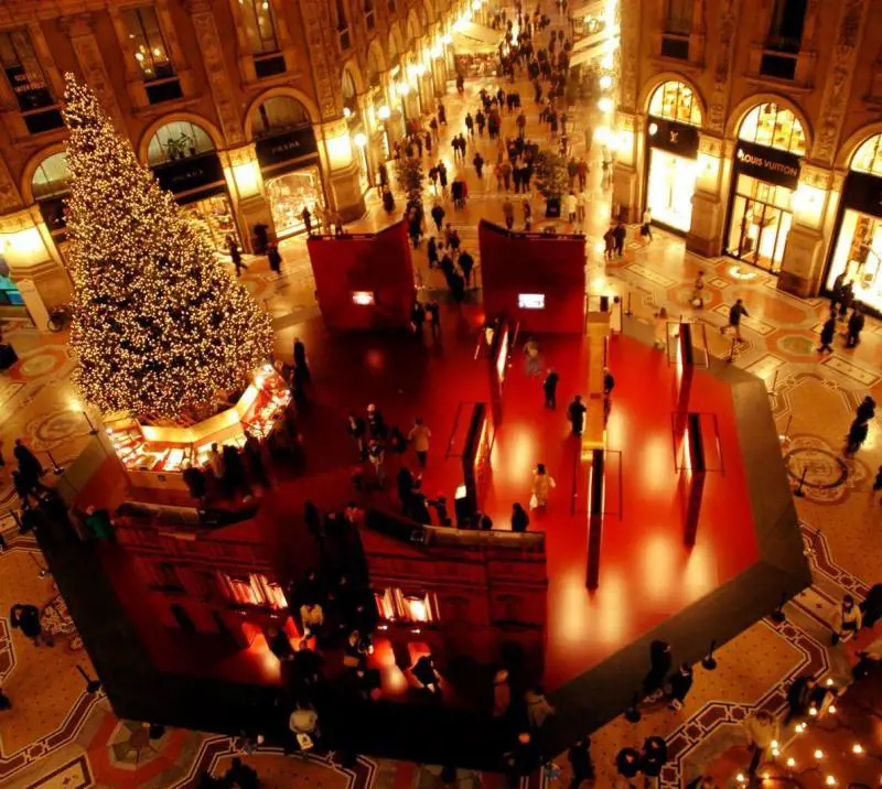 Il Natale prova a vincere la crisi: i regali ci costano 90 euro in più