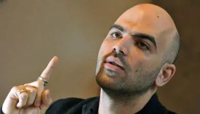 Quell'apostrofo di troppo che fa scatenare il web contro Roberto Saviano