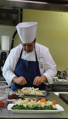 Un alberello di Natale nel piatto dei piccoli ricoverati