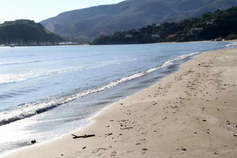 Piscicelli "parcheggia" l'elicottero in spiaggia Ministero apre inchiesta