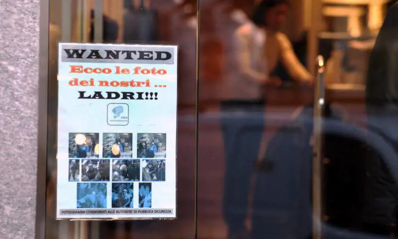 In vetrina le foto dei ladri e la scritta «wanted»