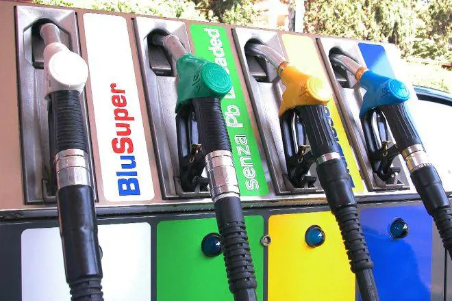 Nuovo record per il prezzo della benzina Luce, gas, caselli: tutti i rincari del 2012