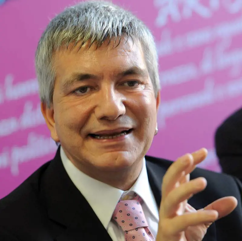 Se Facebook diventa il manicomio dei politici peones