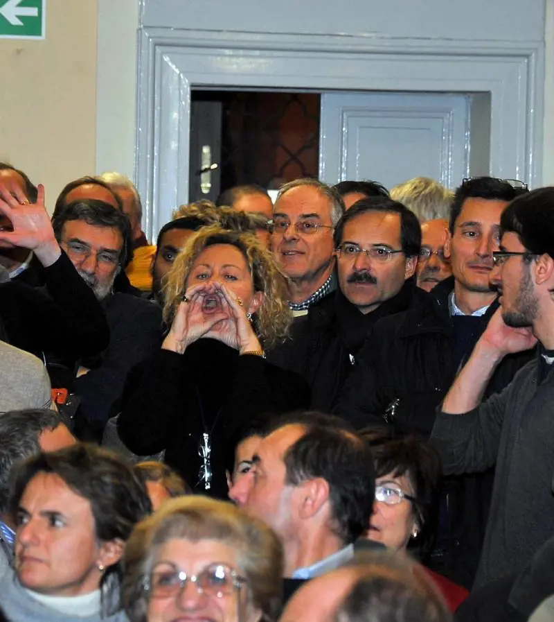 Prima retromarcia dopo la rivolta, il Comune apre ai pass residenti