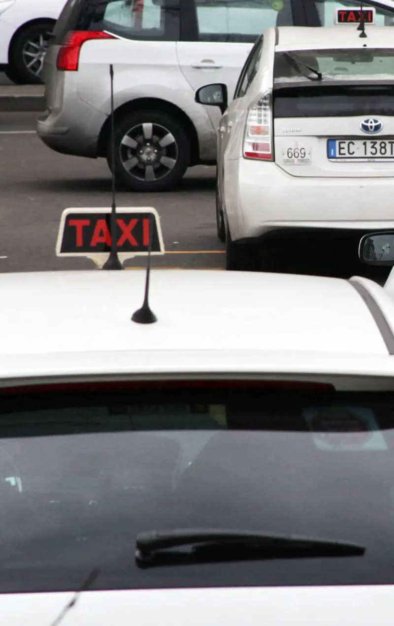 VIDEO / "Ma quale lobby! Tanto lavoro e pochi soldi" Una giornata da tassista