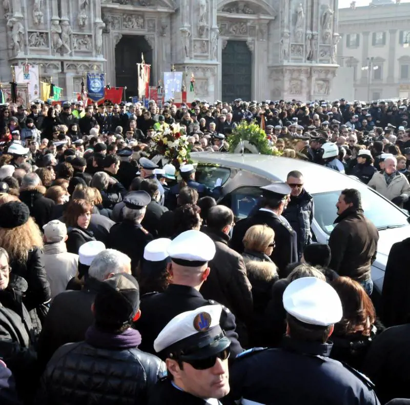 Laddio a Nicolò, folla e bandiere in Duomo