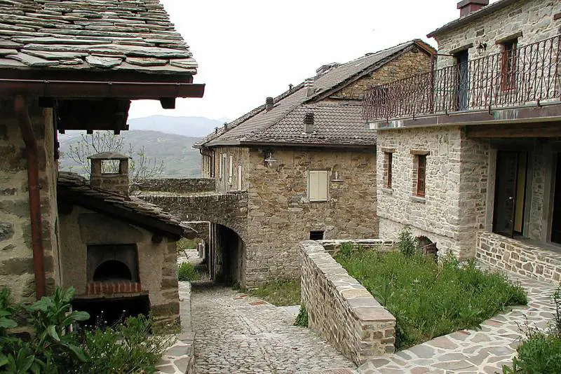 In un antico borgo del XII secolo  un relais romantico e suggestivo