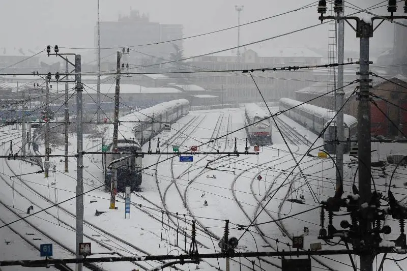 Neve e gelo record  in tutto il Paese Treno fermo per 6 ore