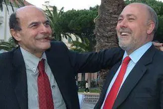 Bersani ride e abbraccia i suoi indagati Ma se scoppia il caos cade dalle nuvole