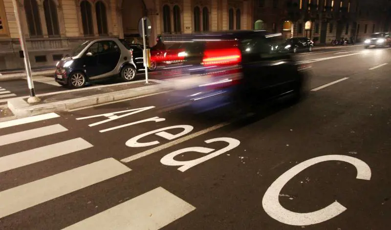 Area C, ogni giorno entrano mille automobili "proibite"