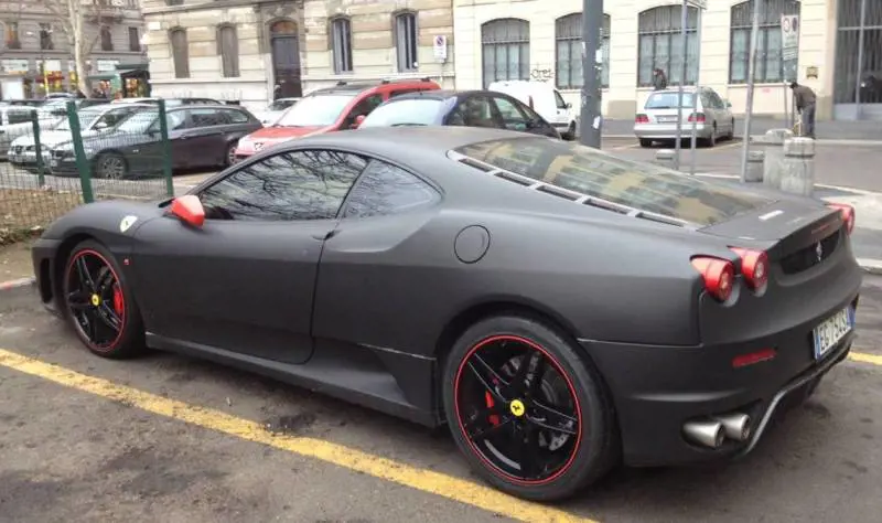 Gli handicappati che girano in Ferrari