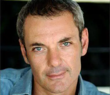 Lattore recita al Gattopardo Cafè accompagnato da cantanti e dj