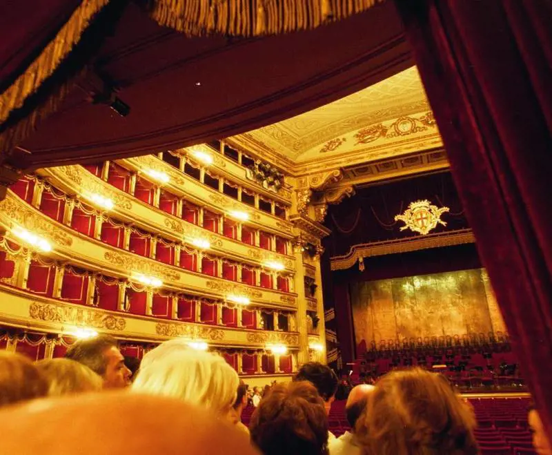 Scala in rosso di sette milioni E Pisapia taglia i contributi extra