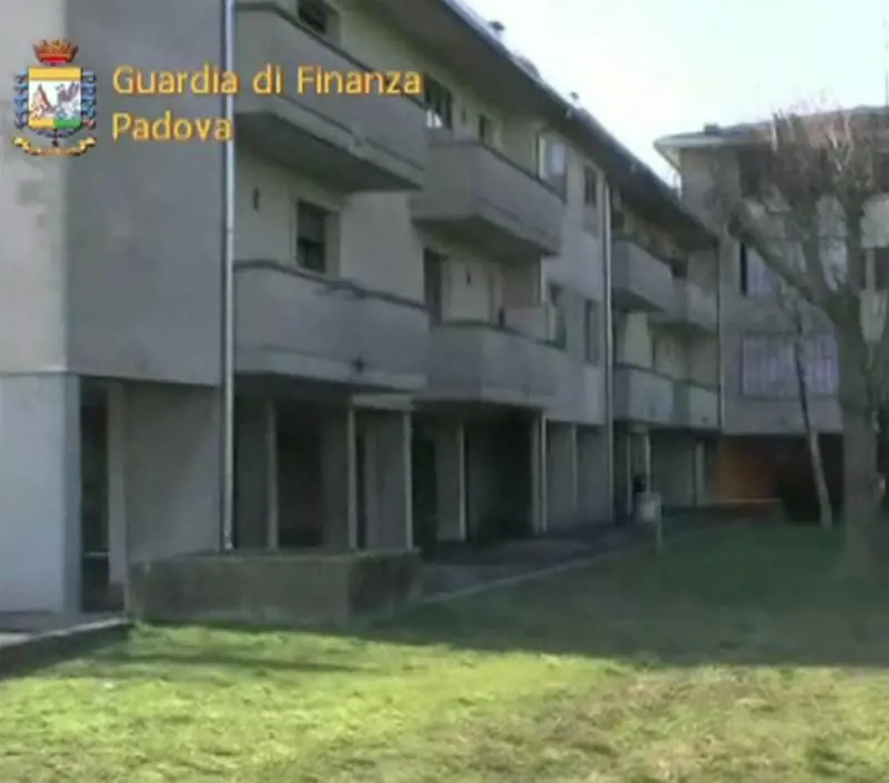 Nella casa popolare  con il bolide in garage