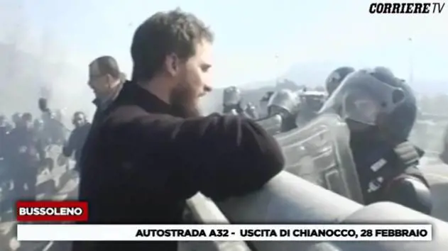 Ecco cosa rischia il ragazzo che ha provocato il poliziotto