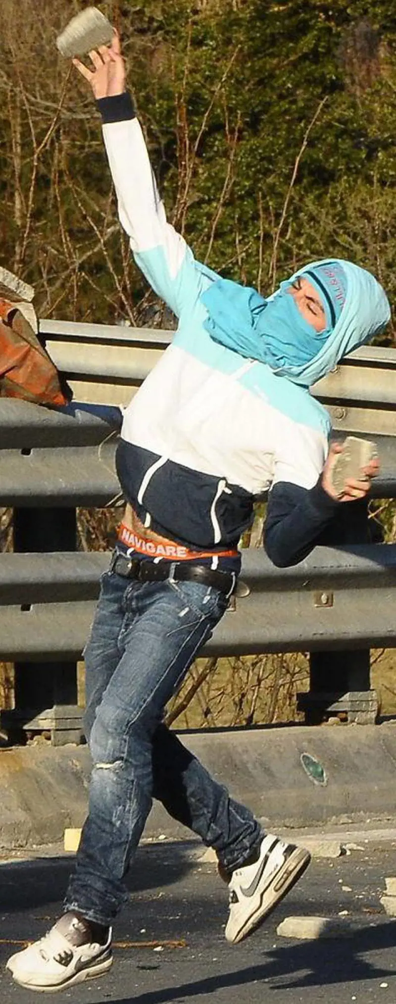 Agenti feriti, botte ai cronisti Nuovi assalti a treni e strade