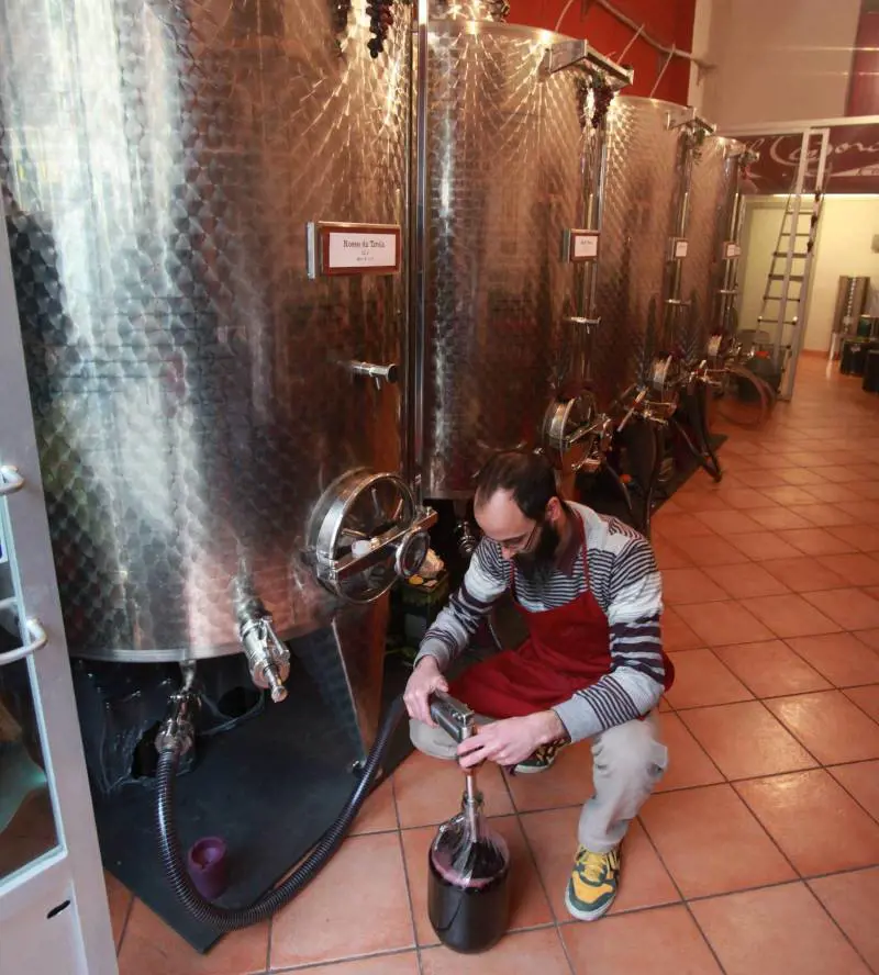 Bere bene e spendere meno? Torna la moda del vino sfuso