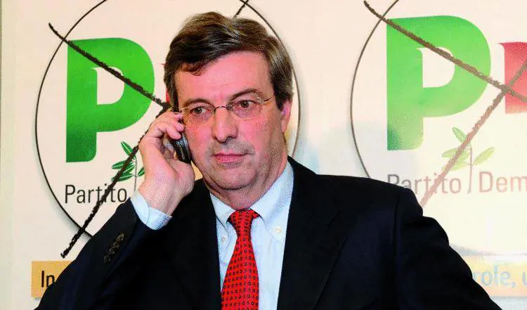 Ma senza strette di mano il politico «twitta» da solo