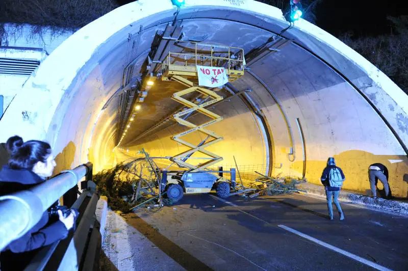 Altro che scempio, è guerra per una galleria Monti non cede ai violenti: avanti con la Tav