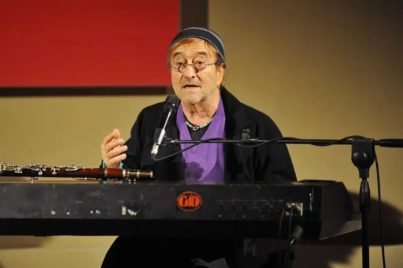 È caccia al vero padre di Dalla  Dago: "sacerdote-giornalista"