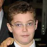 Sarko jr prende a sassate la poliziotta