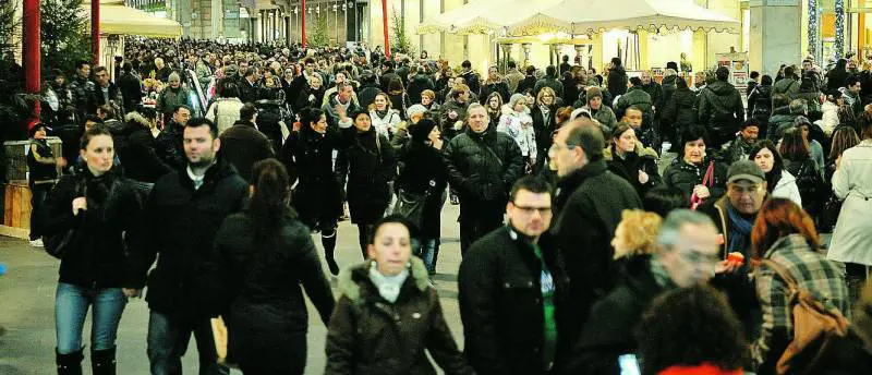 Locali sempre aperti, barricate del Comune