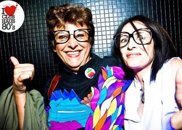 «Mamma metti i jeans, venerdì ti porto in discoteca»