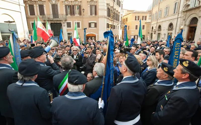I marò contestano Fini: "Sei soltanto un traditore"