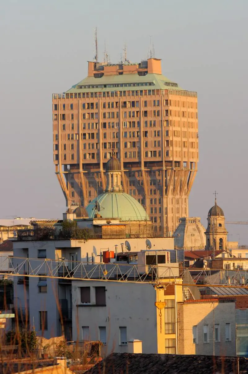 La Torre Velasca tra gli obbrobri del mondo?  Il gusto degli inglesi fa arrabbiare Milano