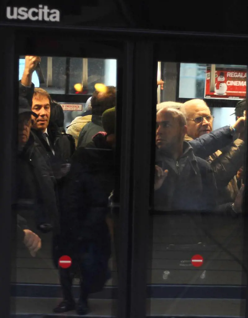 Bus come carri bestiame: scoppiano le risse  per una boccata daria