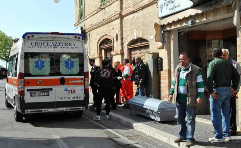 Il gioielliere reagisce, uccisa rapinatrice