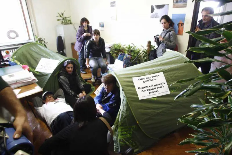 I centri sociali occupano l'assessorato alla Casa