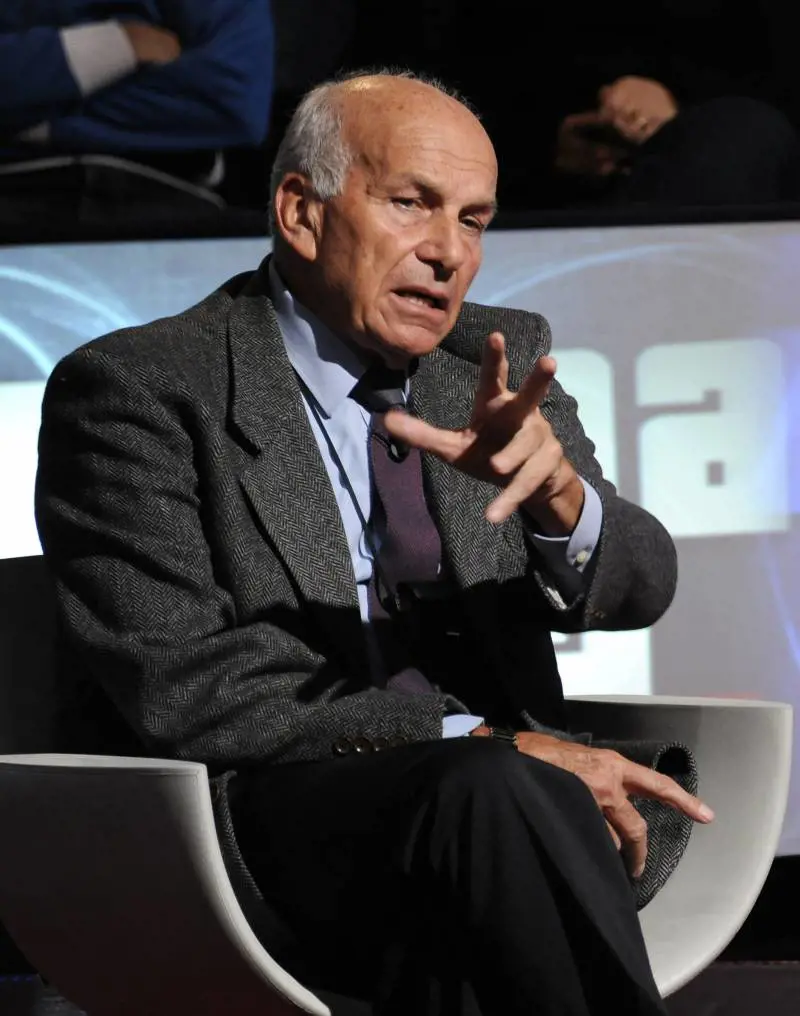 L'ex leader dimenticato torna in scena a teatro