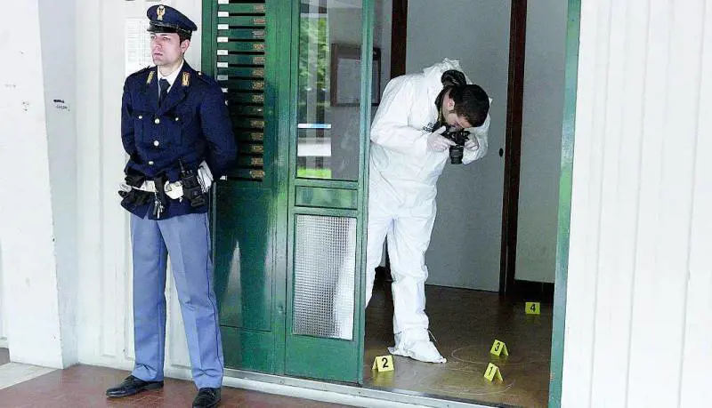 Colpita con venti coltellate: in un parco larma del delitto