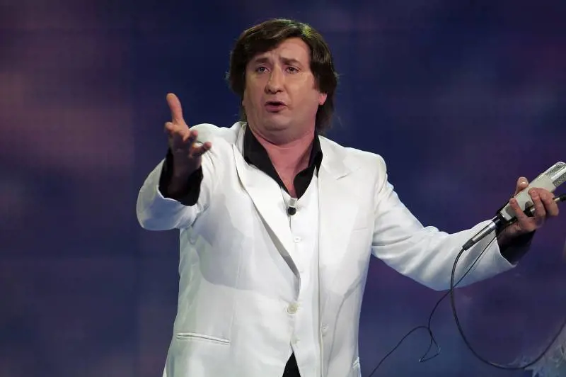 Cetto La Qualunque si autocensura Pure lui tiene famiglia