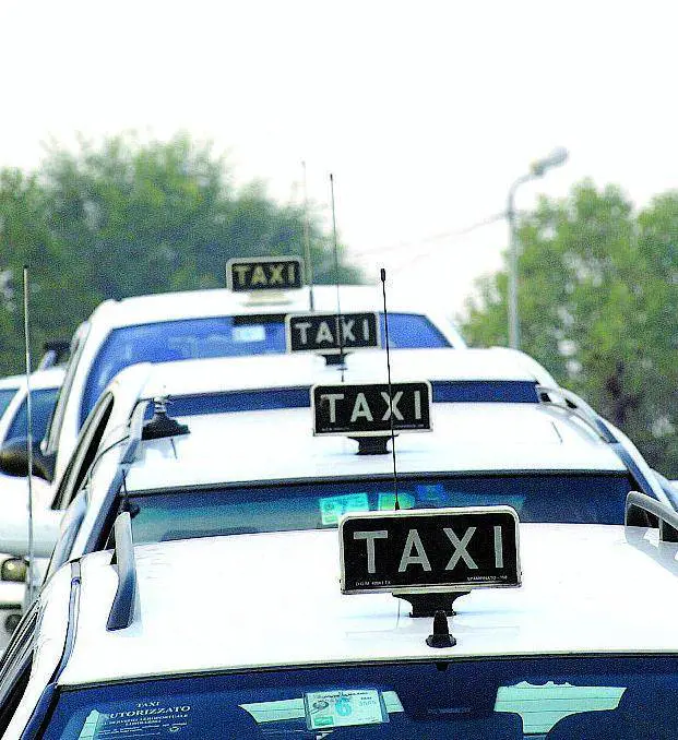 Lex tipografo di 75 anni diventato tassista per aiutare il figlio e reinventarsi il futuro