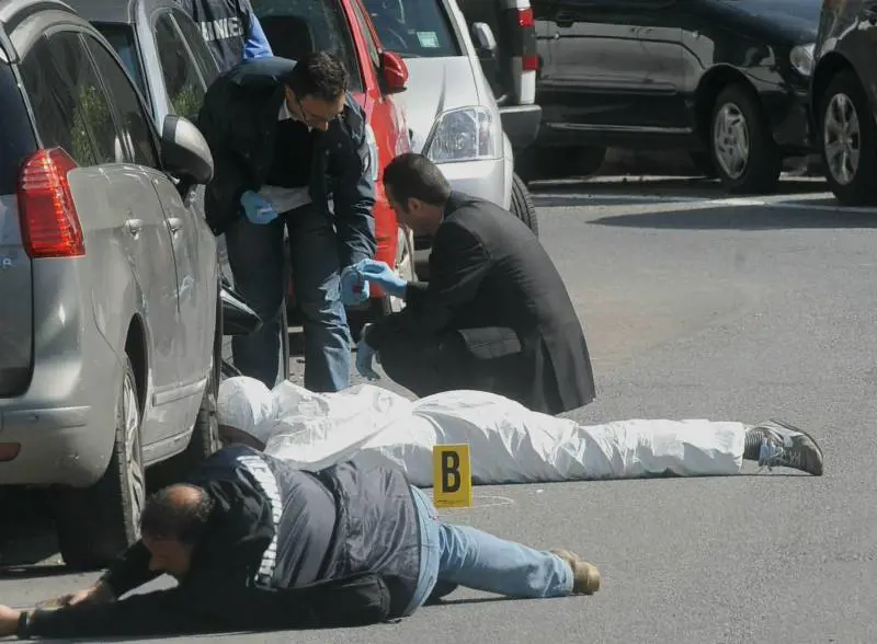 Il sangue e le urla dei figli: "Forza papà, devi farcela"