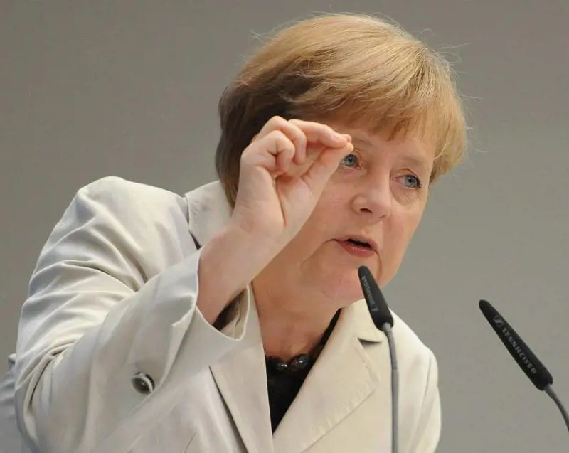 Basta ironie sull'euro: Merkel dica qualche sì